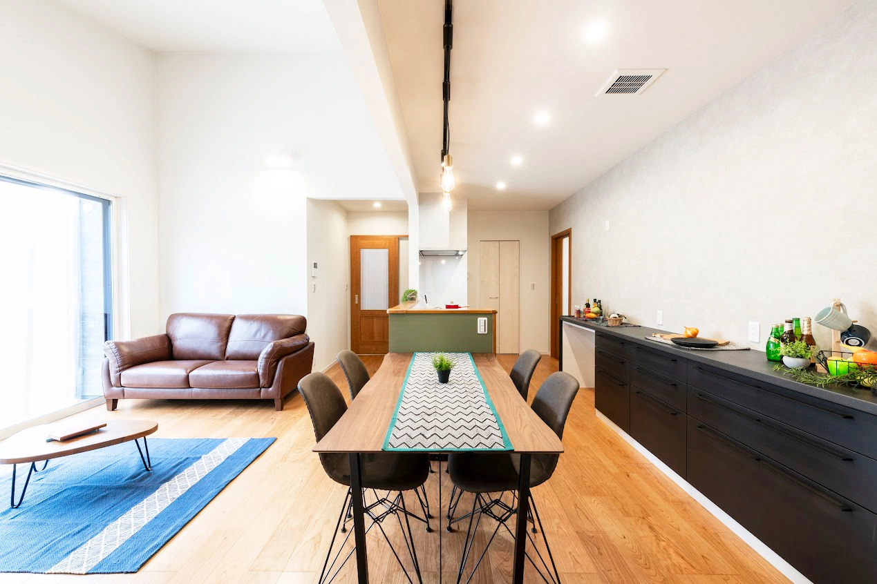 LIVING / DINING / KITCHEN LIVING / DINING / KITCHEN