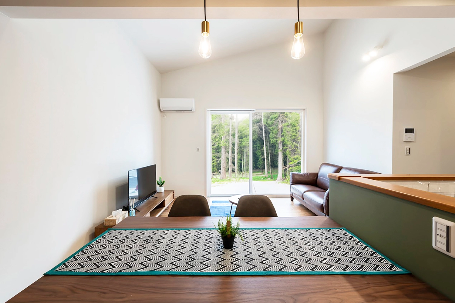 LIVING / DINING / KITCHEN LIVING / DINING / KITCHEN