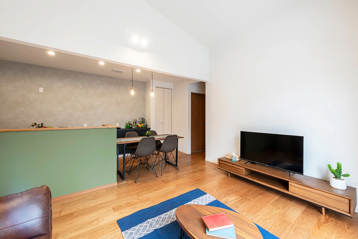 LIVING / DINING / KITCHEN LIVING / DINING / KITCHEN