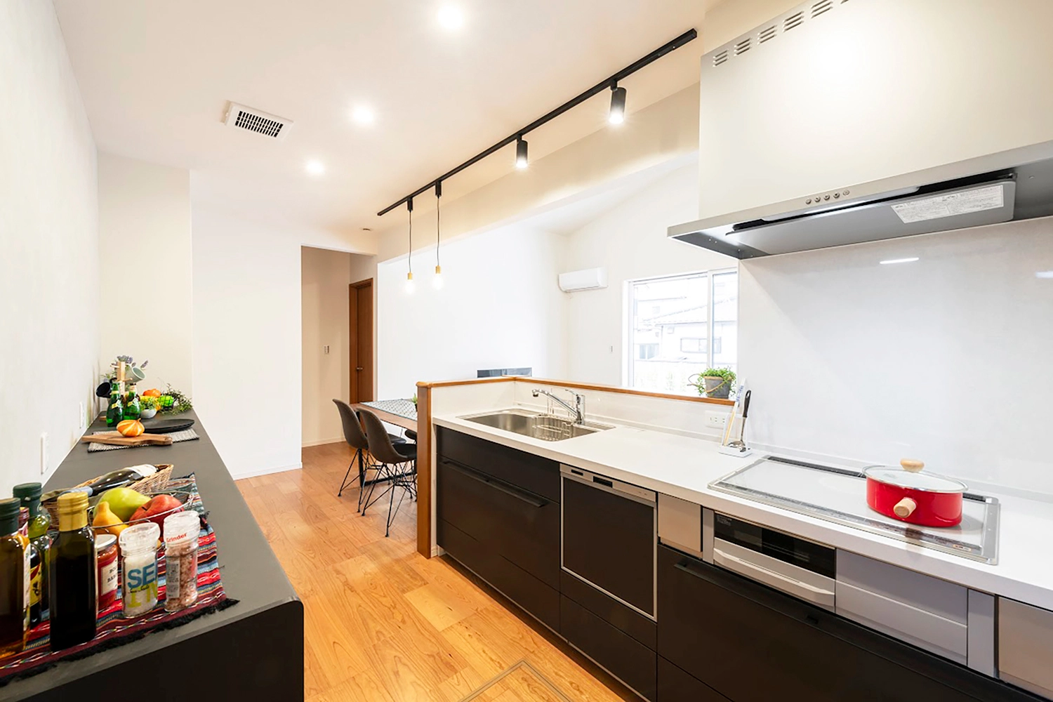 LIVING / DINING / KITCHEN LIVING / DINING / KITCHEN