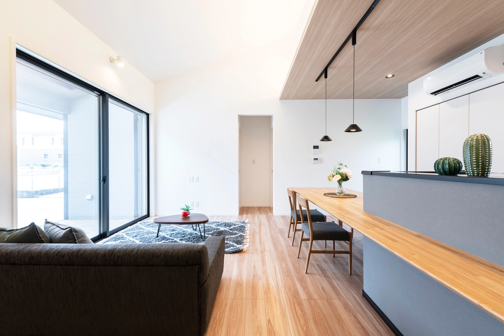 LIVING / DINING / KITCHEN LIVING / DINING / KITCHEN