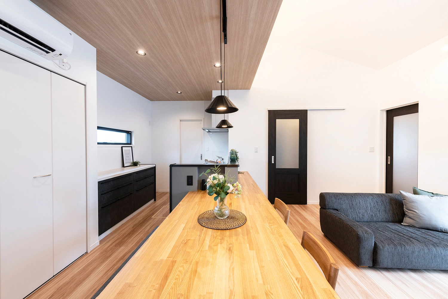 LIVING / DINING / KITCHEN LIVING / DINING / KITCHEN